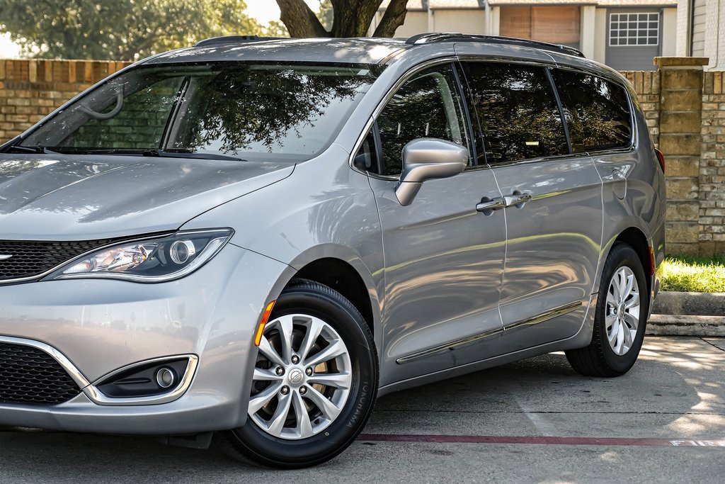 Used 2019 Chrysler Pacifica Touring-L image 11