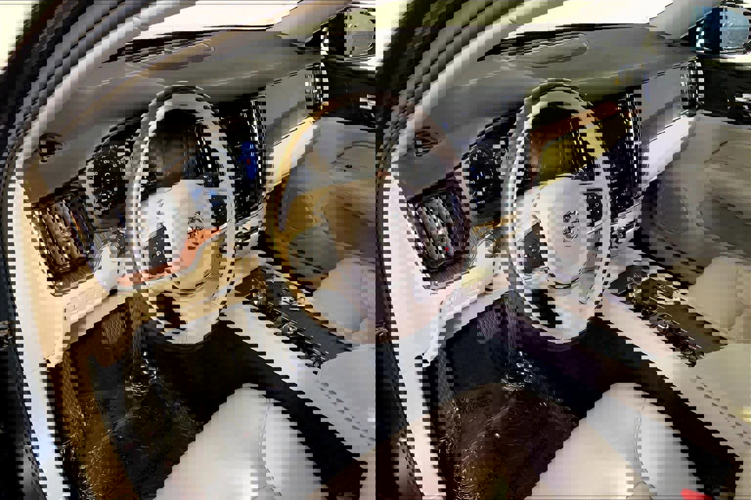 Used 2022 Volvo S60 B5 Momentum w/ Premium Package image 17