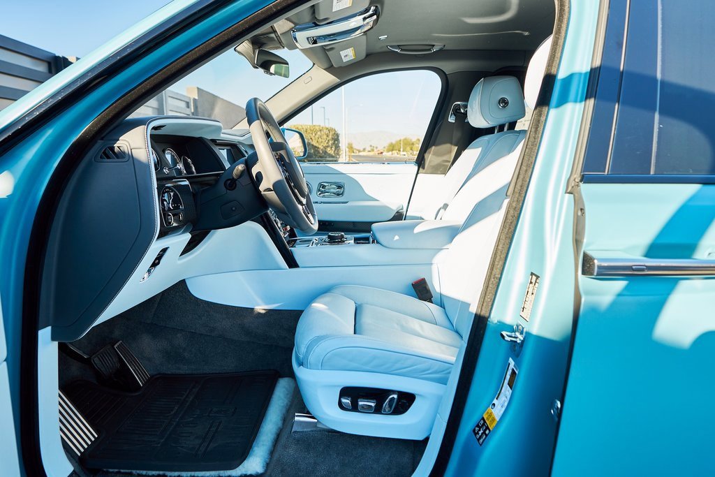 Used 2022 Rolls-Royce Cullinan Black Badge w/ Dark Exterior Package image 27