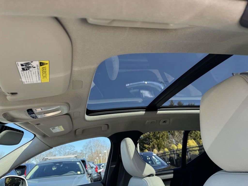 Used 2023 Volvo XC40 B5 Ultimate w/ Climate Package image 18