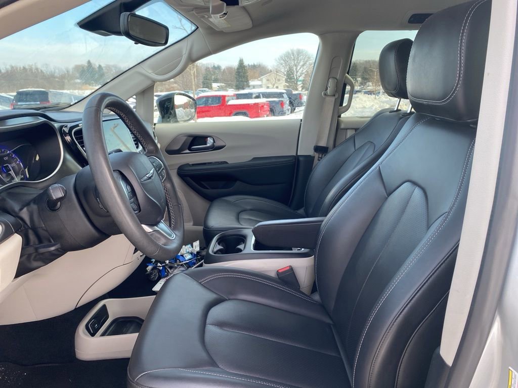 Used 2024 Chrysler Pacifica Touring-L image 10