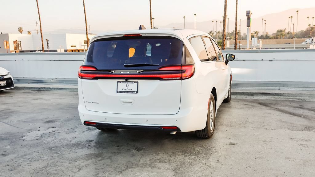 New 2027 Chrysler Pacifica Select FWD image 9