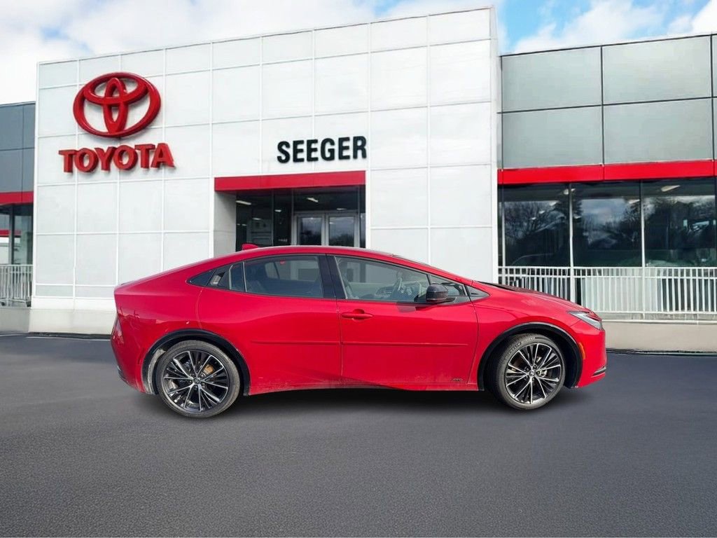 Used 2025 Toyota Prius XLE image 2