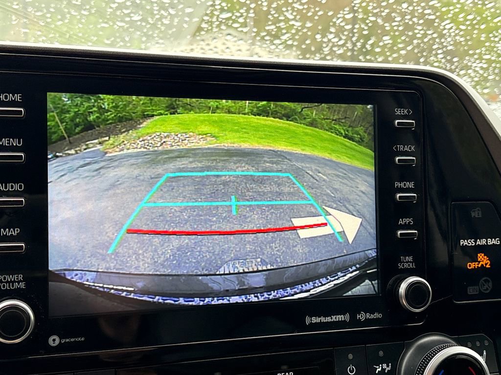Used 2022 Toyota Highlander XLE AWD/4WD image 17