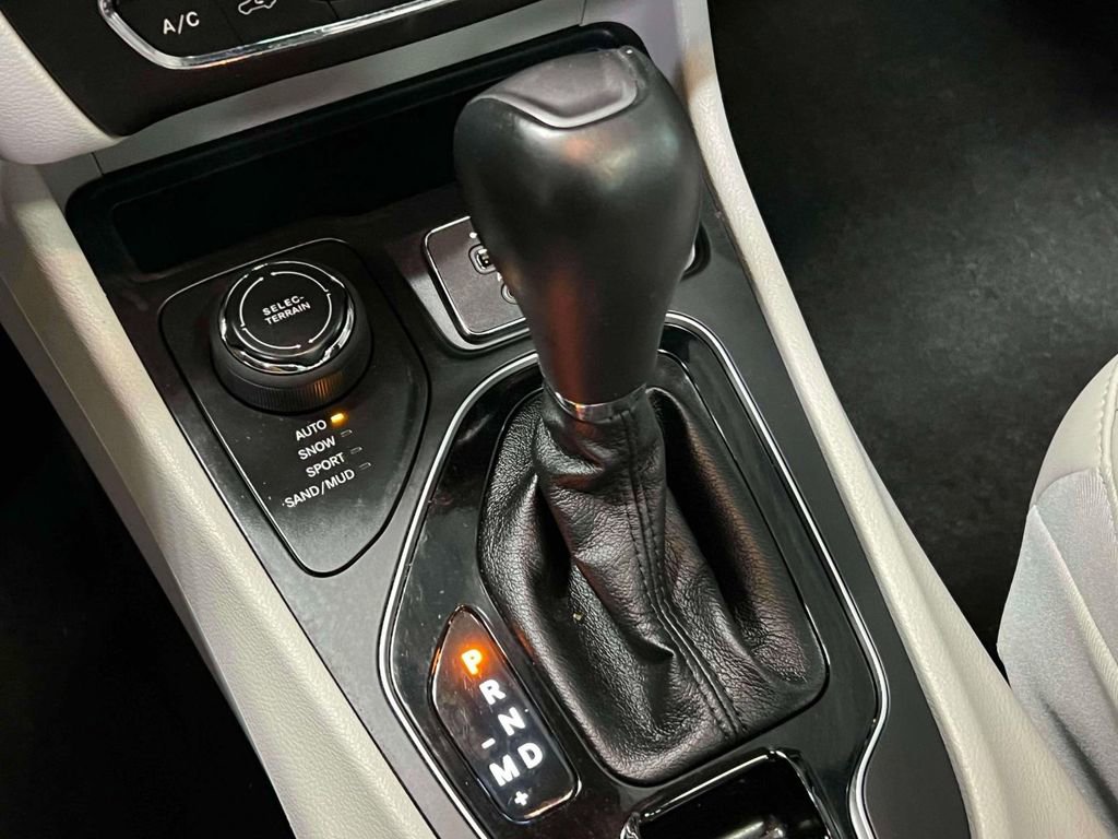 Used 2021 Jeep Cherokee Limited image 34