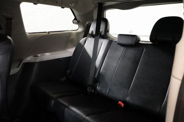 Used 2019 Toyota Sienna SE image 27