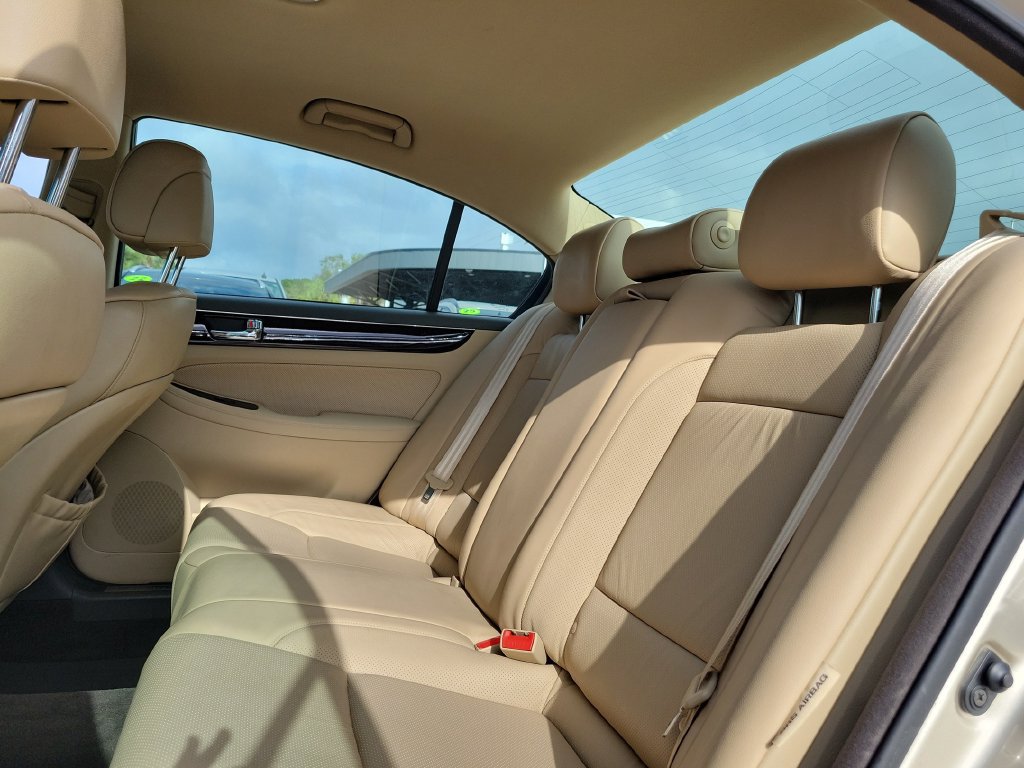 Used 2010 Hyundai Genesis 3.8 RWD image 17