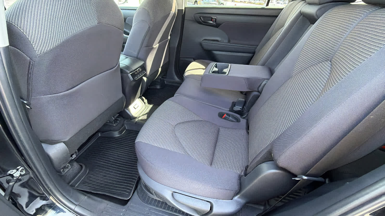 Used 2024 Toyota Highlander LE image 24