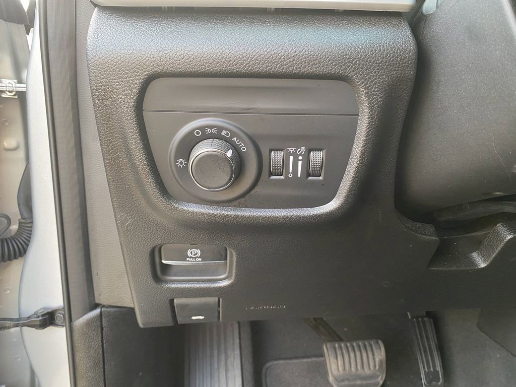 Used 2024 Jeep Grand Cherokee Laredo image 14