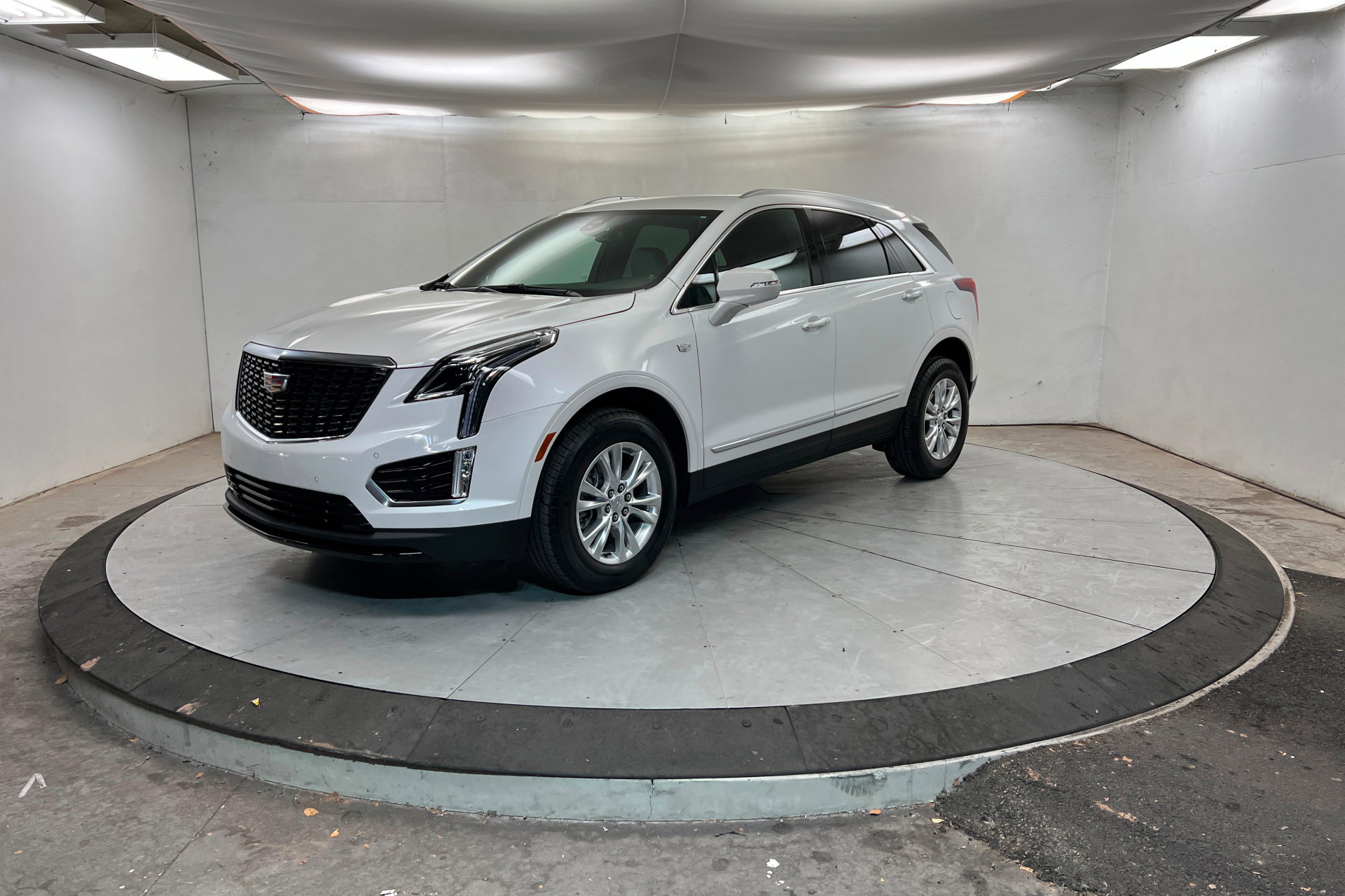 New 2025 Cadillac XT5 Luxury w/ LPO, Floor Liner Package image 1