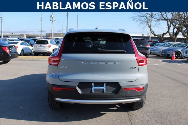 Used 2025 Volvo XC40 B5 Plus image 4