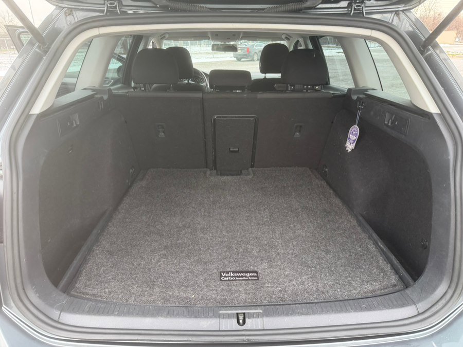 Used 2017 Volkswagen Golf S image 15