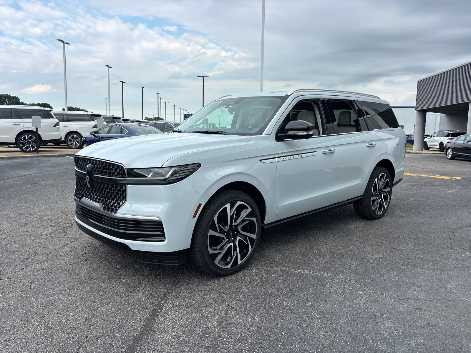 New 2026 Lincoln Navigator Reserve AWD/4WD image 3