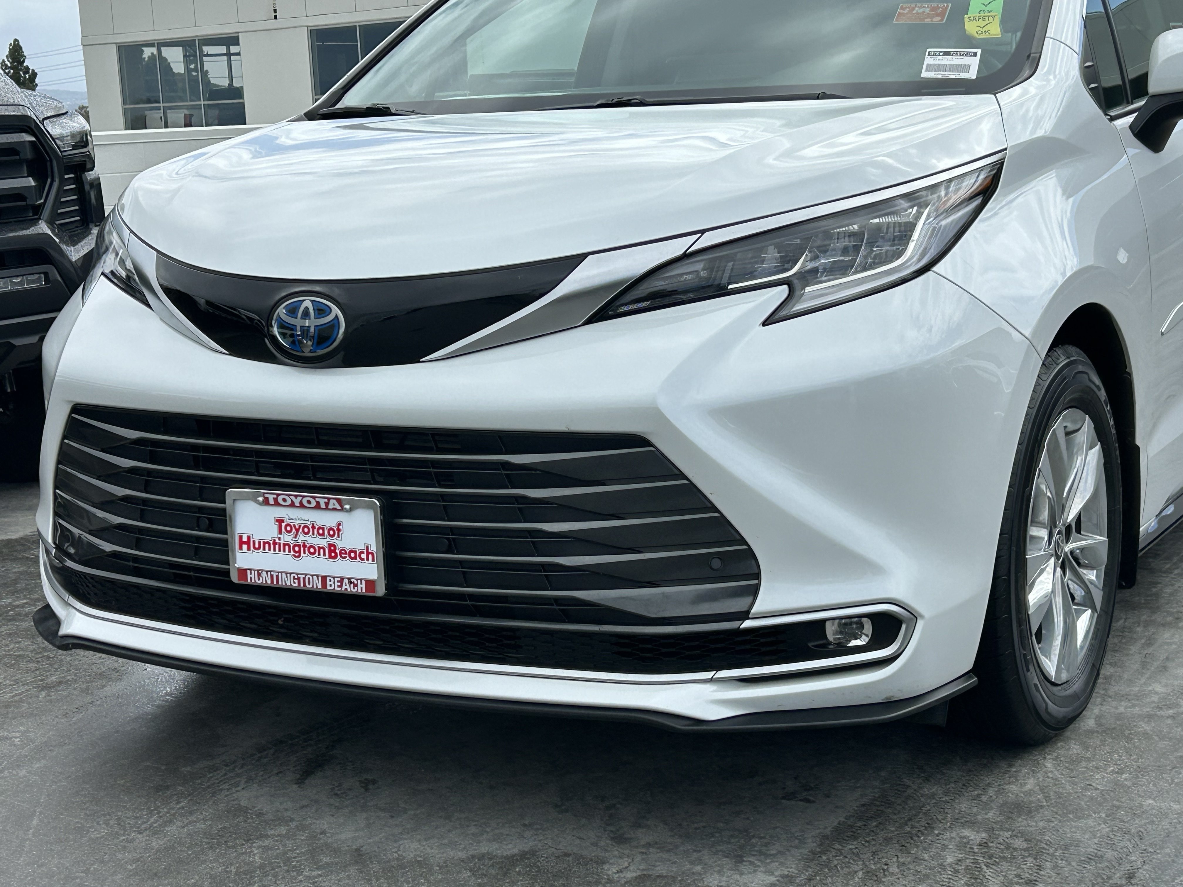 Certified 2024 Toyota Sienna Limited FWD image 7