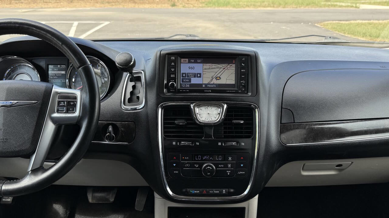 Used 2013 Chrysler Town & Country Touring image 19