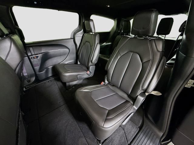 Used 2025 Chrysler Pacifica Select image 23