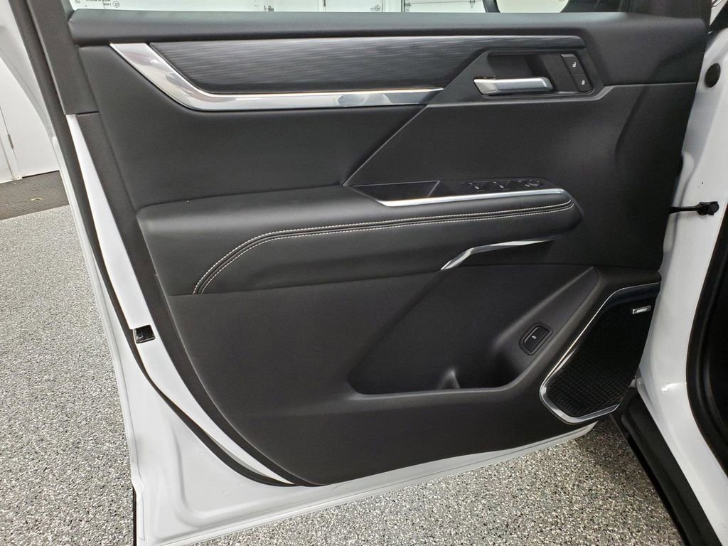 Used 2025 GMC Acadia Elevation image 12