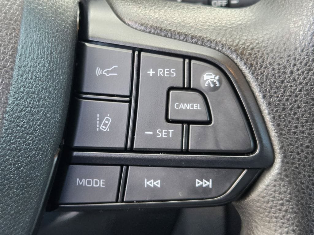 Used 2025 Toyota Sienna LE FWD image 23