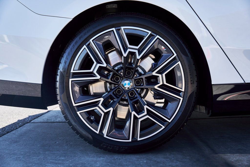 Used 2026 BMW 550e xDrive AWD/4WD image 19