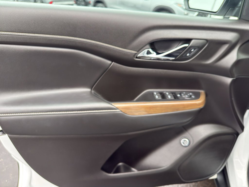 Used 2023 GMC Acadia SLE w/ Driver Convenience Package image 14