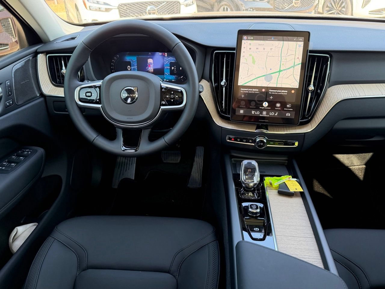 New 2027 Volvo XC60 B5 Plus AWD/4WD image 9