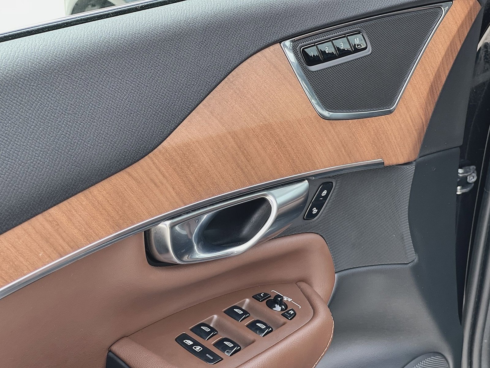 Certified 2023 Volvo XC90 B6 Plus AWD/4WD image 13