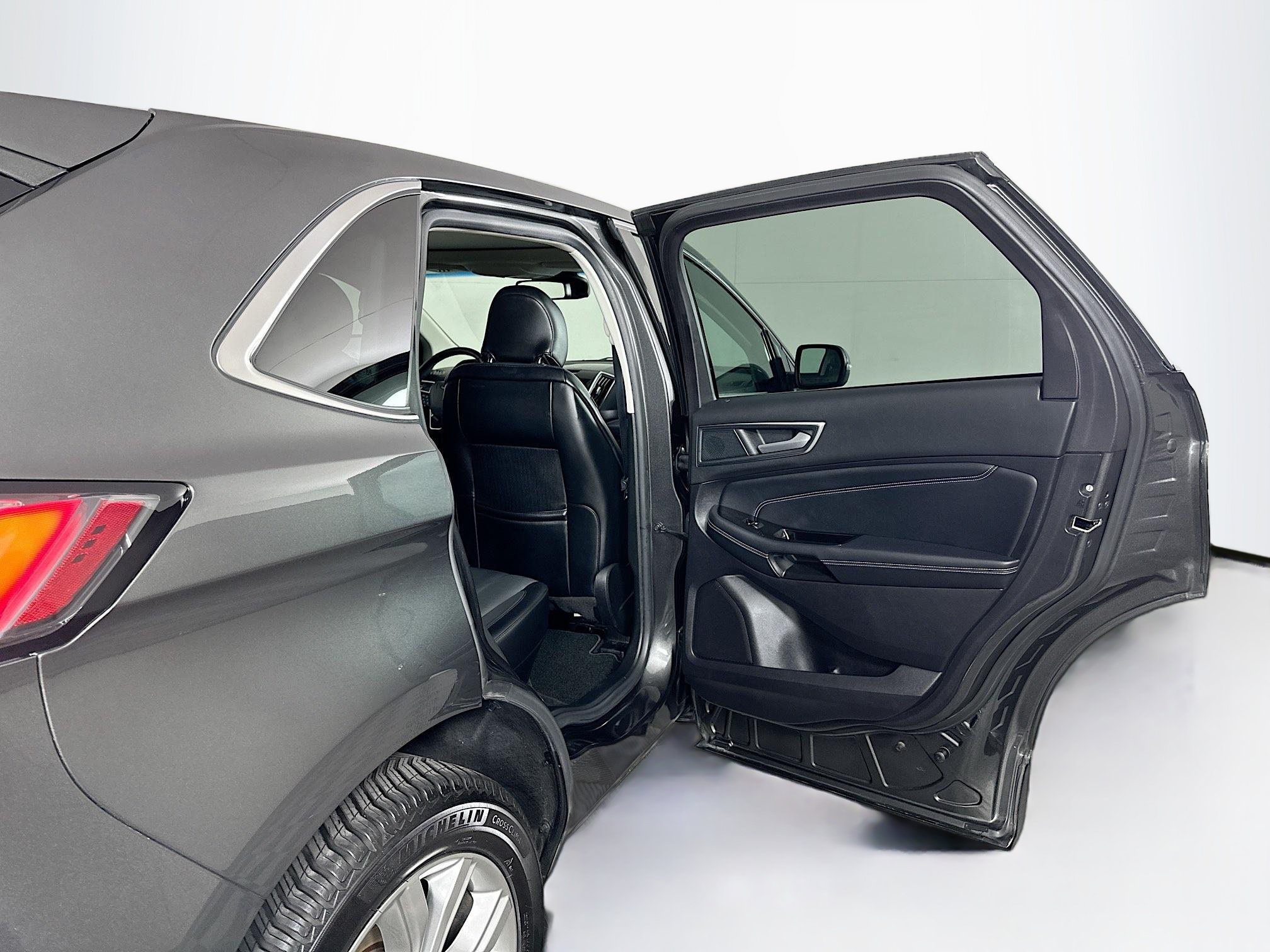 Used 2019 Ford Edge Titanium w/ Equipment Group 301A FWD image 32