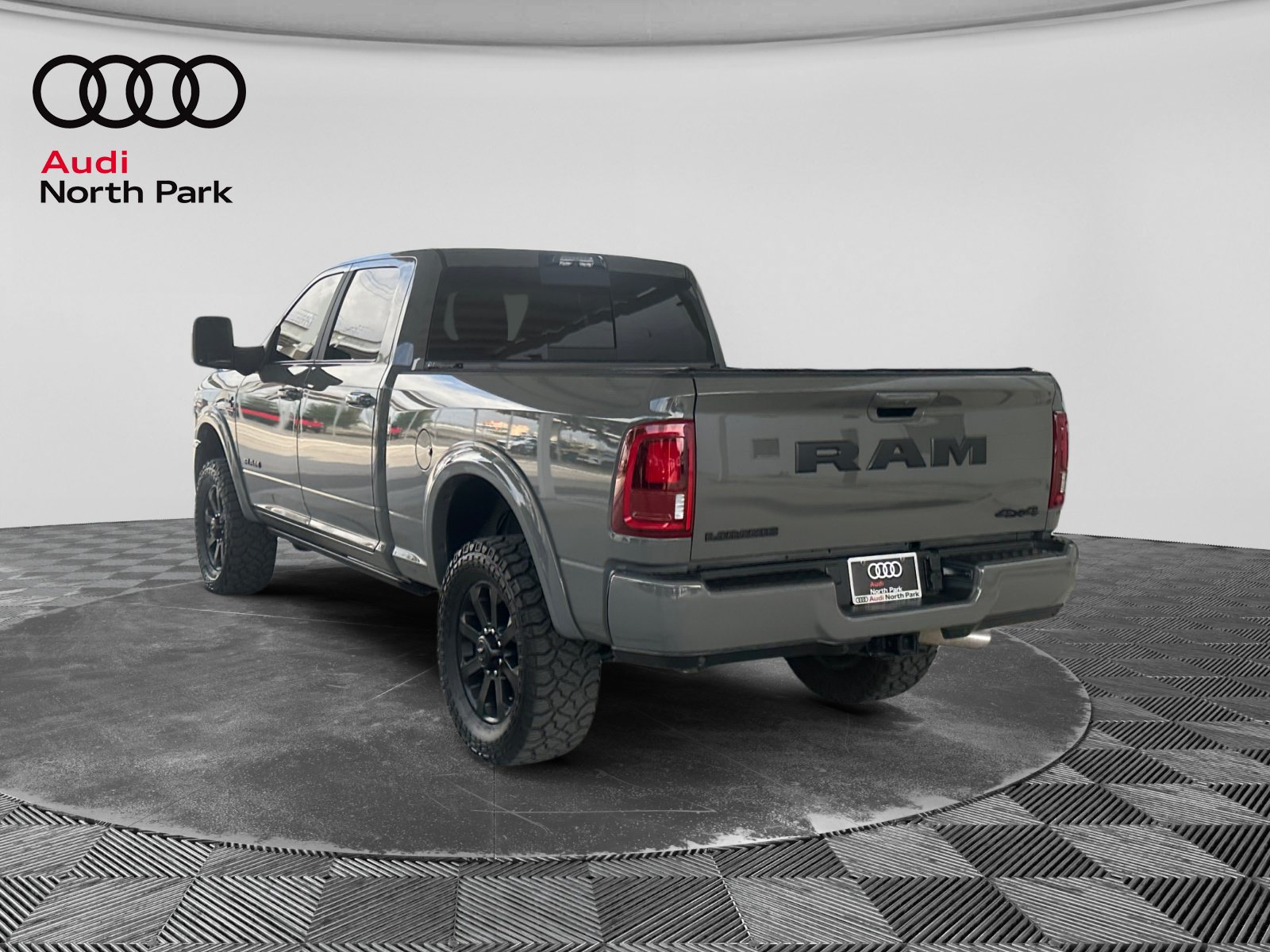 Used 2025 RAM 2500 Laramie AWD/4WD image 3