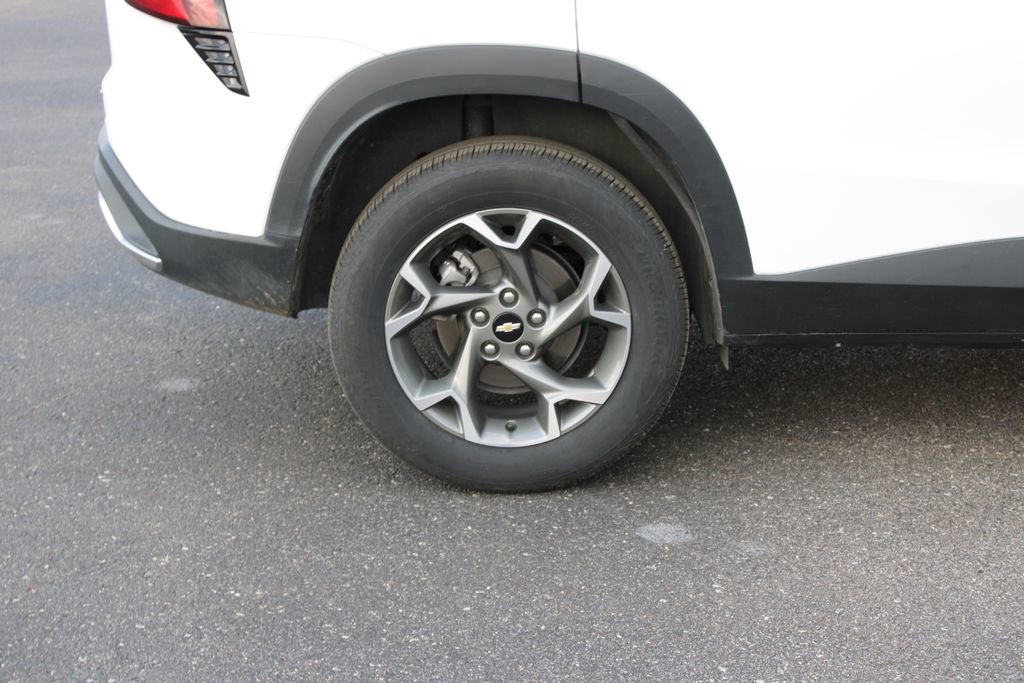 Used 2025 Chevrolet Trax LT w/ LT Convenience Package image 12