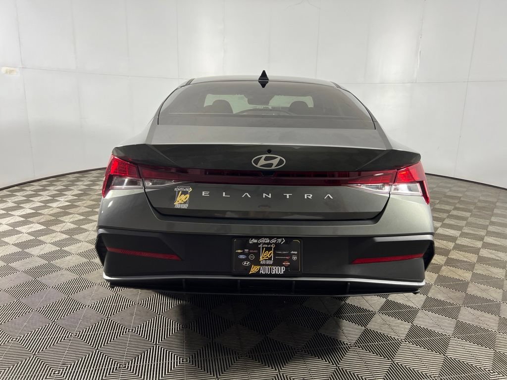 New 2026 Hyundai Elantra SE FWD image 5