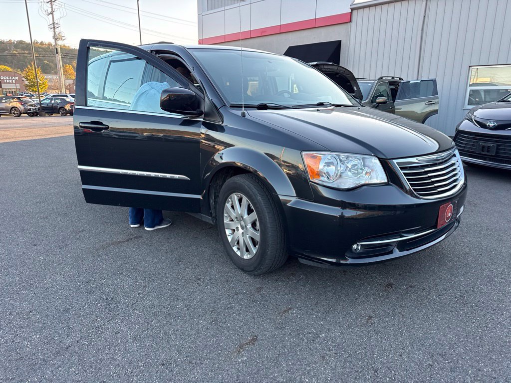 Used 2015 Chrysler Town & Country Touring FWD image 5