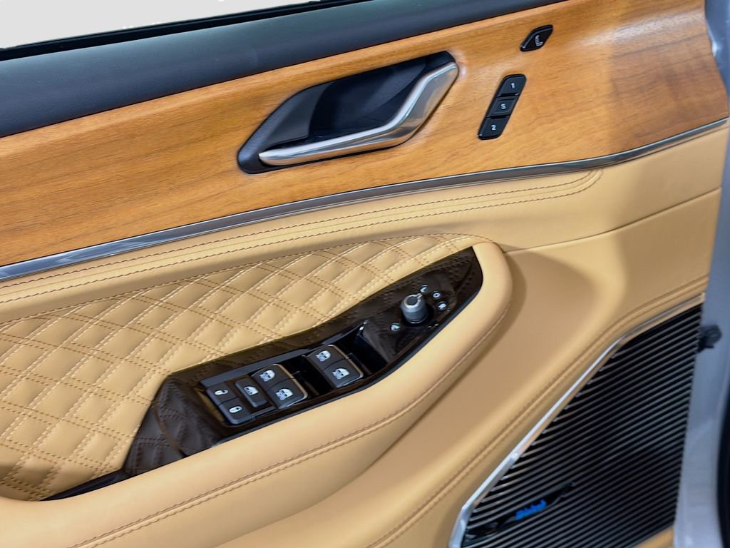 Used 2024 Jeep Grand Cherokee Summit AWD/4WD image 21