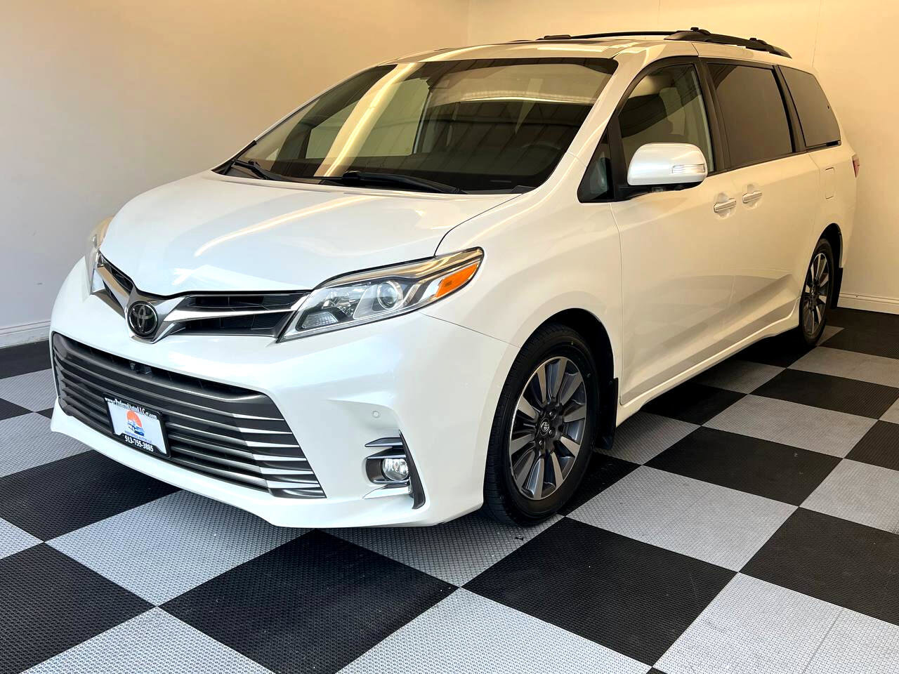 Used 2019 Toyota Sienna XLE image 1