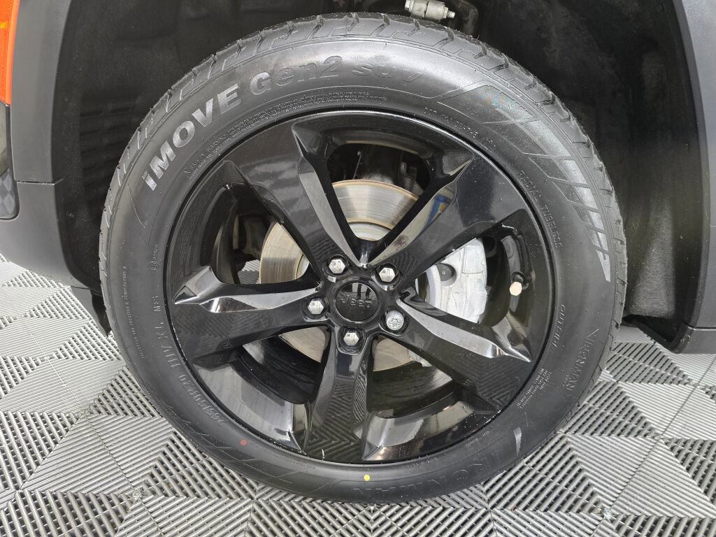 Used 2023 Jeep Grand Cherokee Limited w/ Black Appearance Package image 11