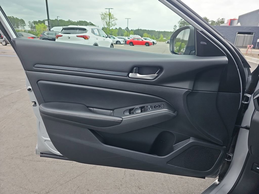 Used 2024 Nissan Altima 2.5 SV FWD image 31