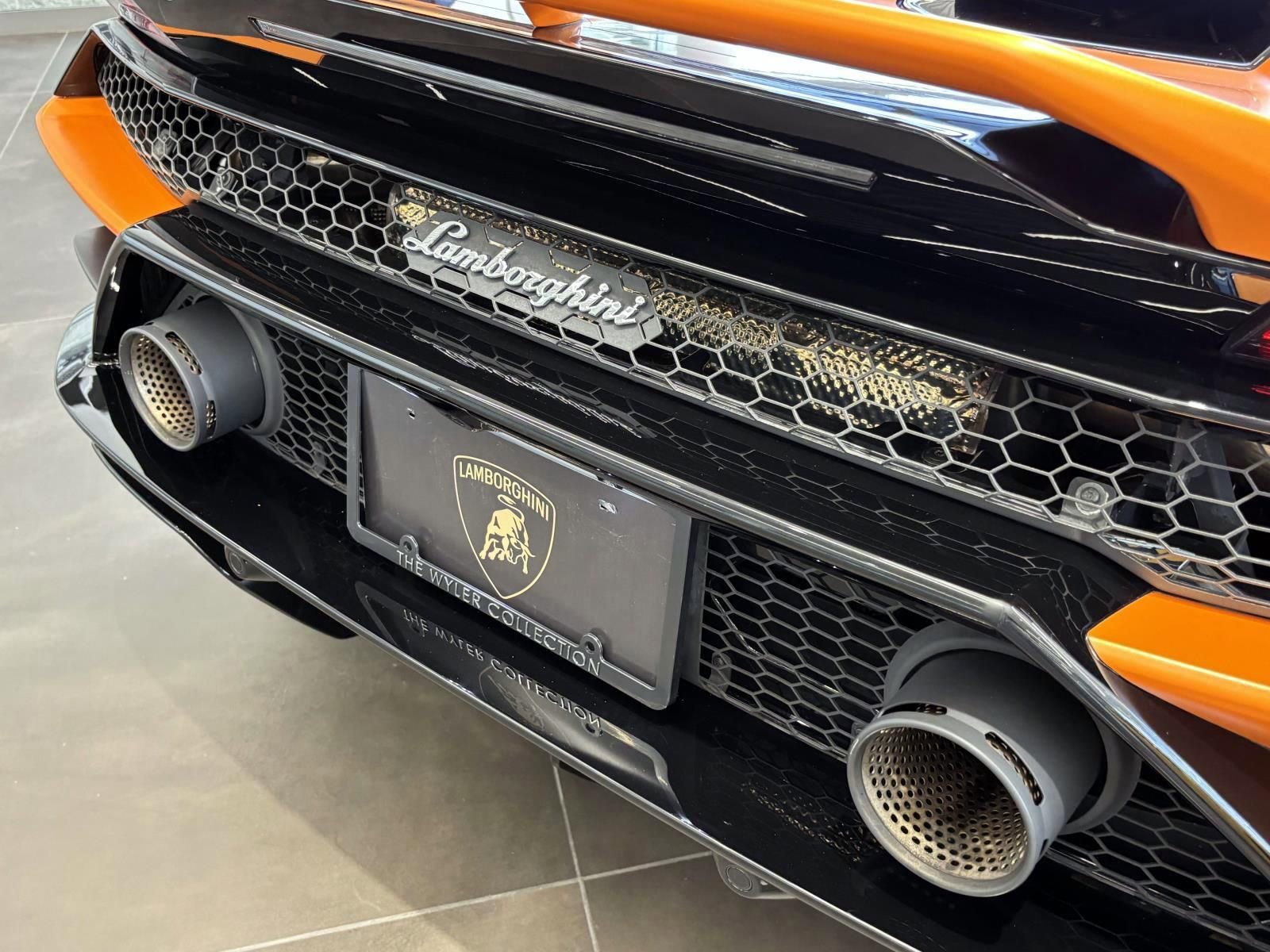 Used 2021 Lamborghini Huracan EVO RWD image 12