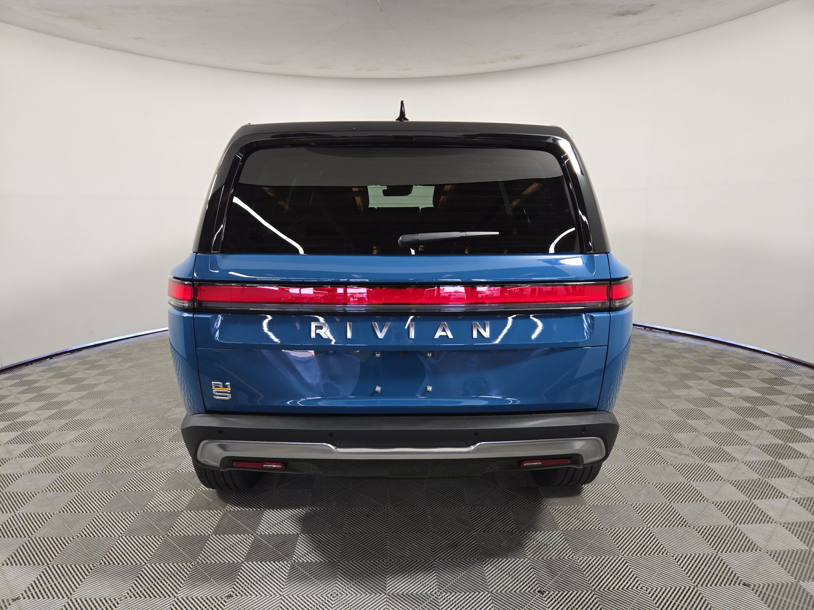 Used 2023 Rivian R1S Adventure AWD/4WD image 4