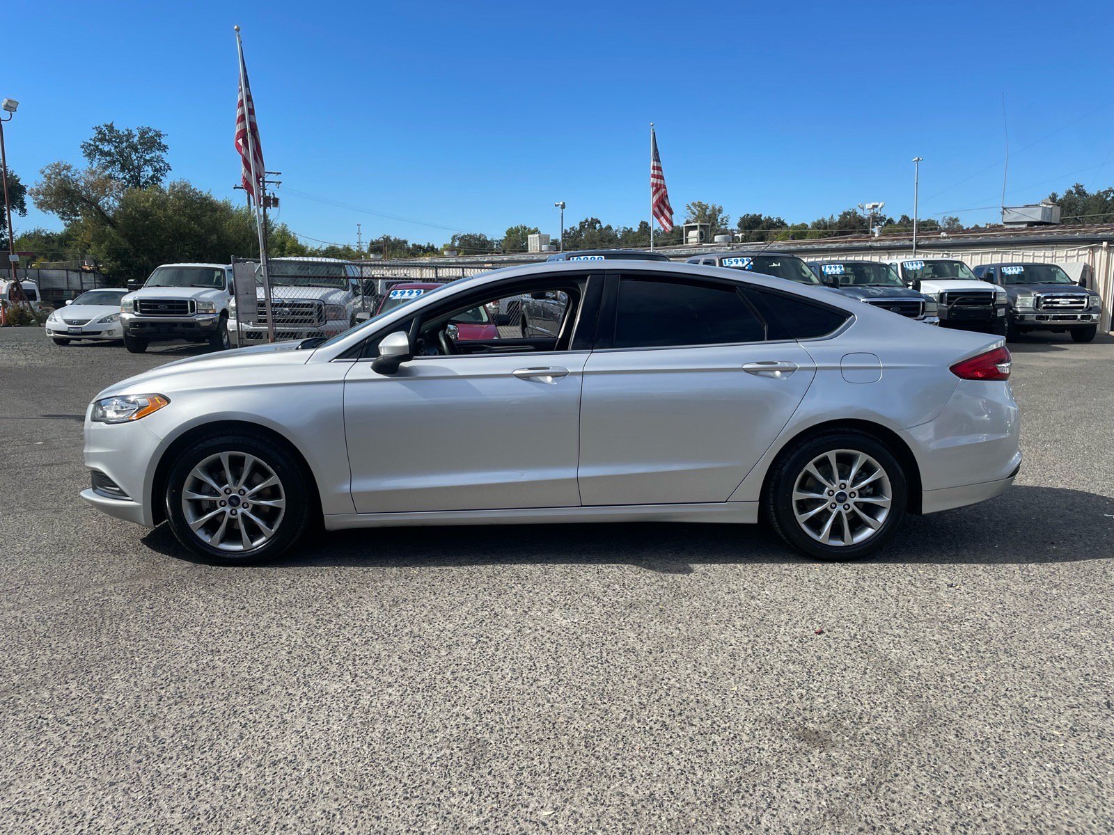 Used 2017 Ford Fusion SE FWD image 5