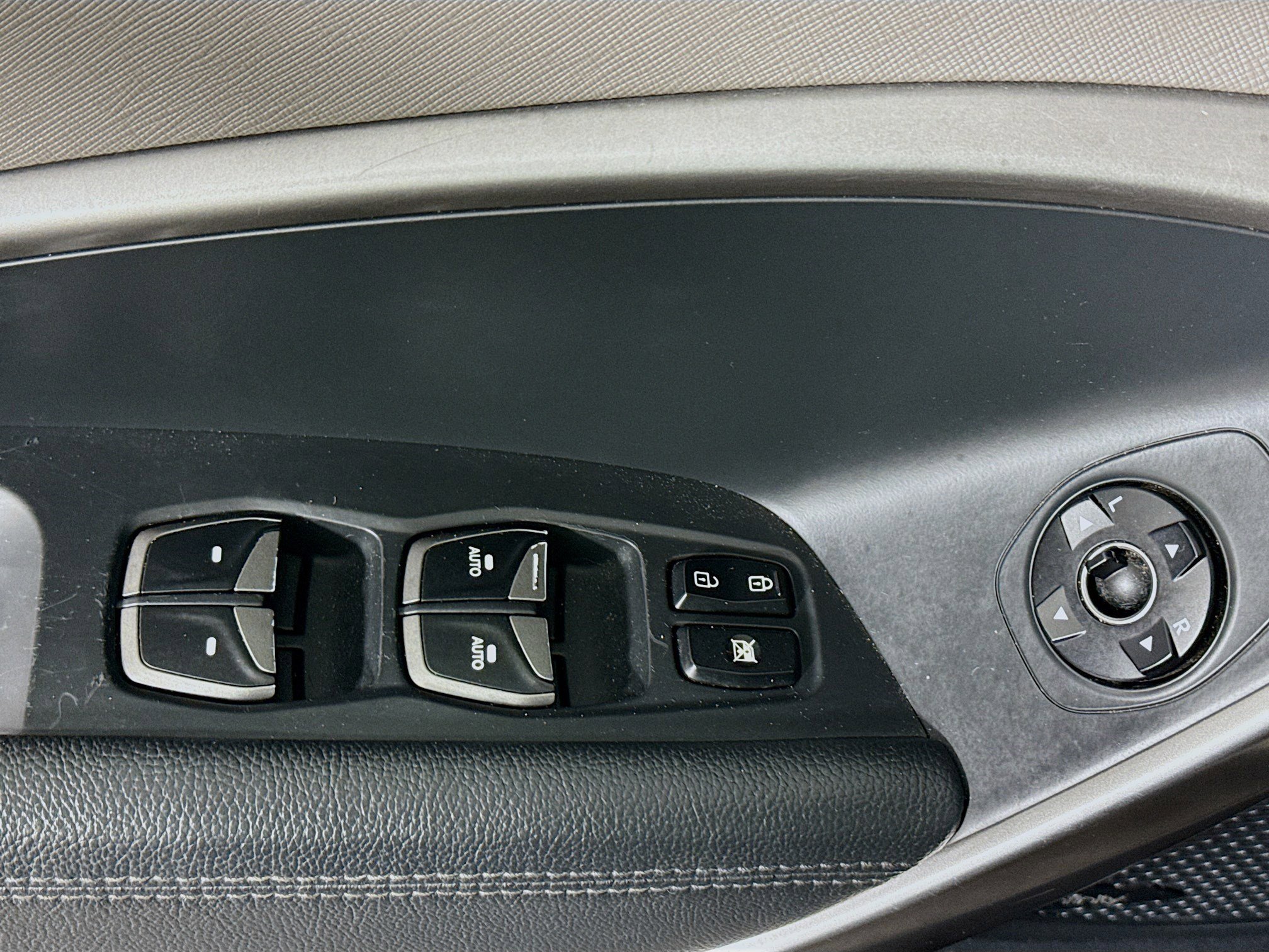 Used 2017 Hyundai Santa Fe Limited w/ Cargo Package image 24