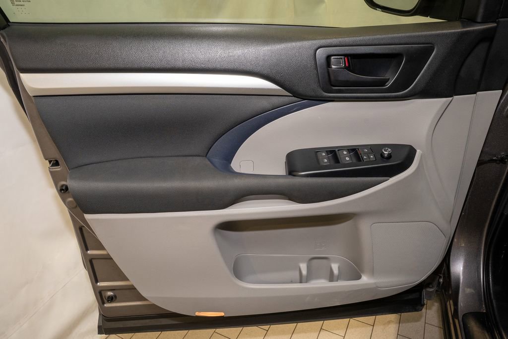 Used 2017 Toyota Highlander LE image 12