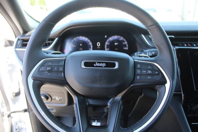 Used 2025 Jeep Grand Cherokee Altitude RWD image 15