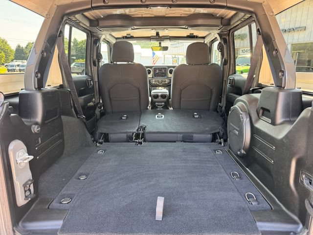 Used 2022 Jeep Wrangler Unlimited Sahara w/ LED Lighting Group AWD/4WD image 7