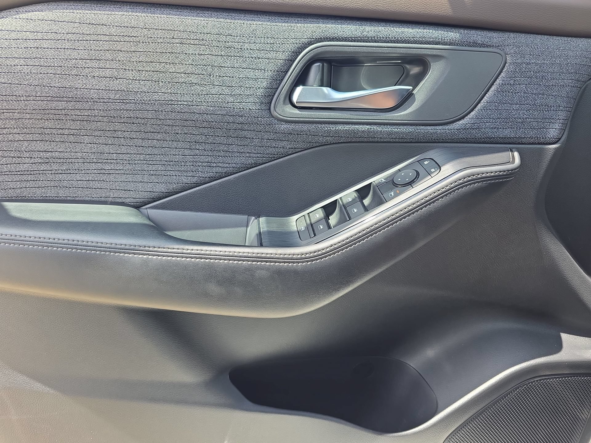 Used 2023 Nissan Rogue SV FWD image 24
