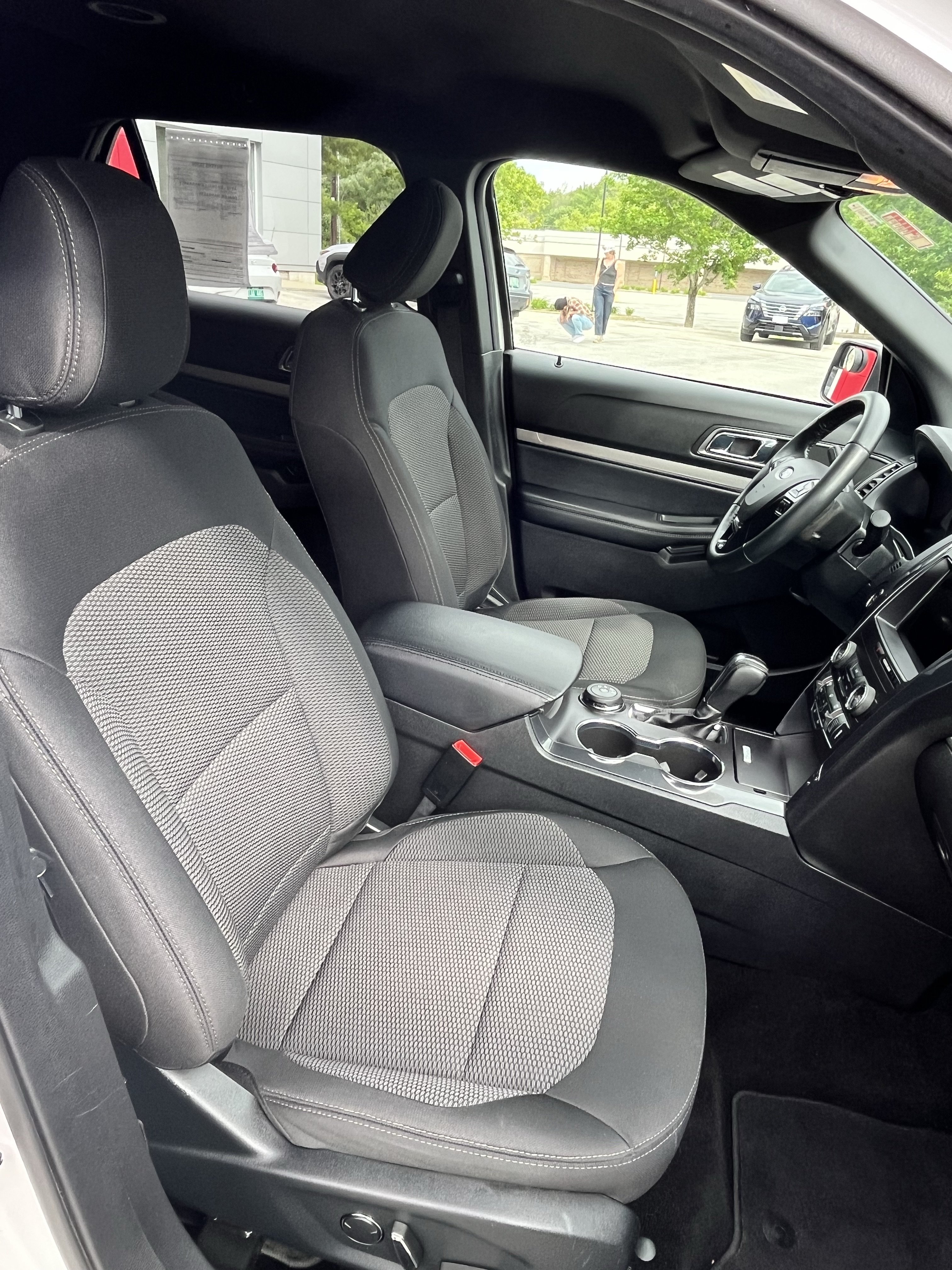 Used 2018 Ford Explorer XLT w/ Equipment Group 201A AWD/4WD image 17