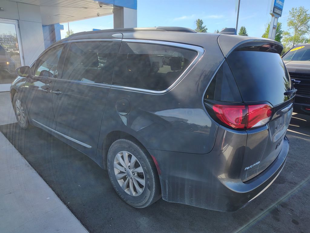Used 2017 Chrysler Pacifica Touring-L FWD image 6