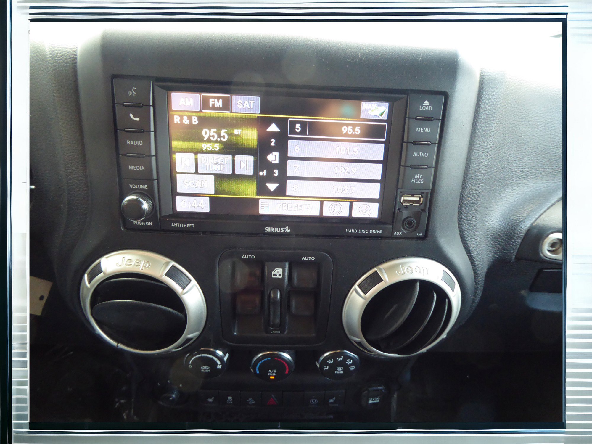 Used 2017 Jeep Wrangler Unlimited Sahara w/ Connectivity Group image 20