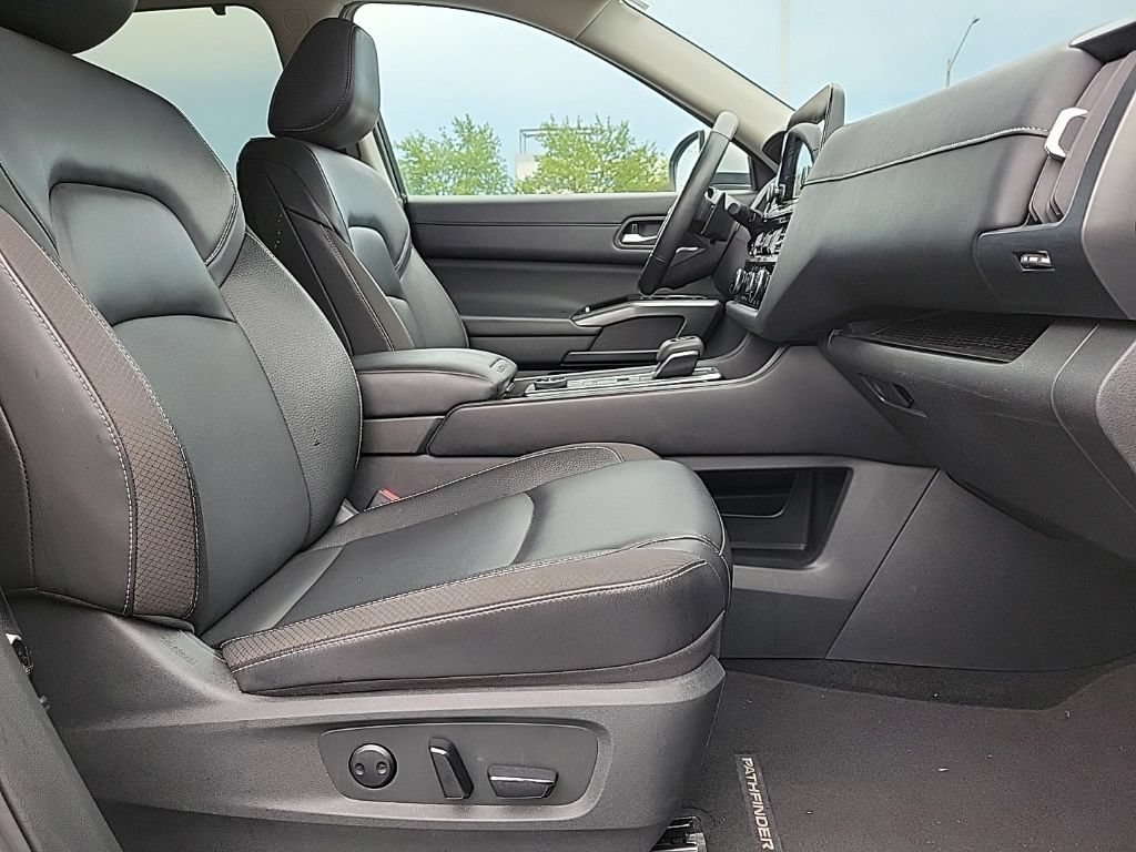 Used 2025 Nissan Pathfinder SL AWD/4WD image 17