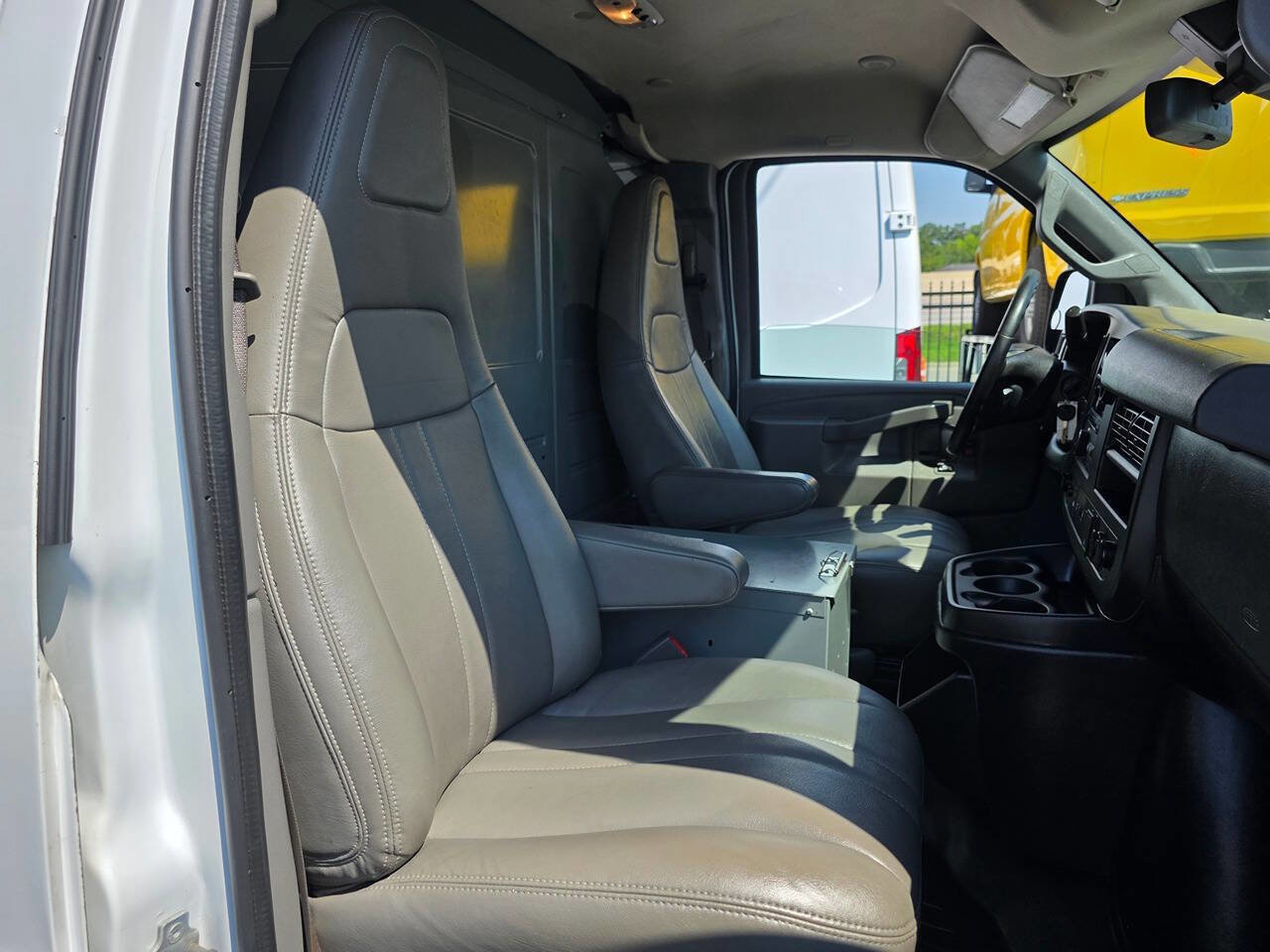 Used 2019 Chevrolet Express 3500 Extended w/ Driver Convenience Package RWD image 9