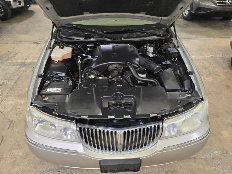 Used 2001 Lincoln Town Car Executive RWD image 10
