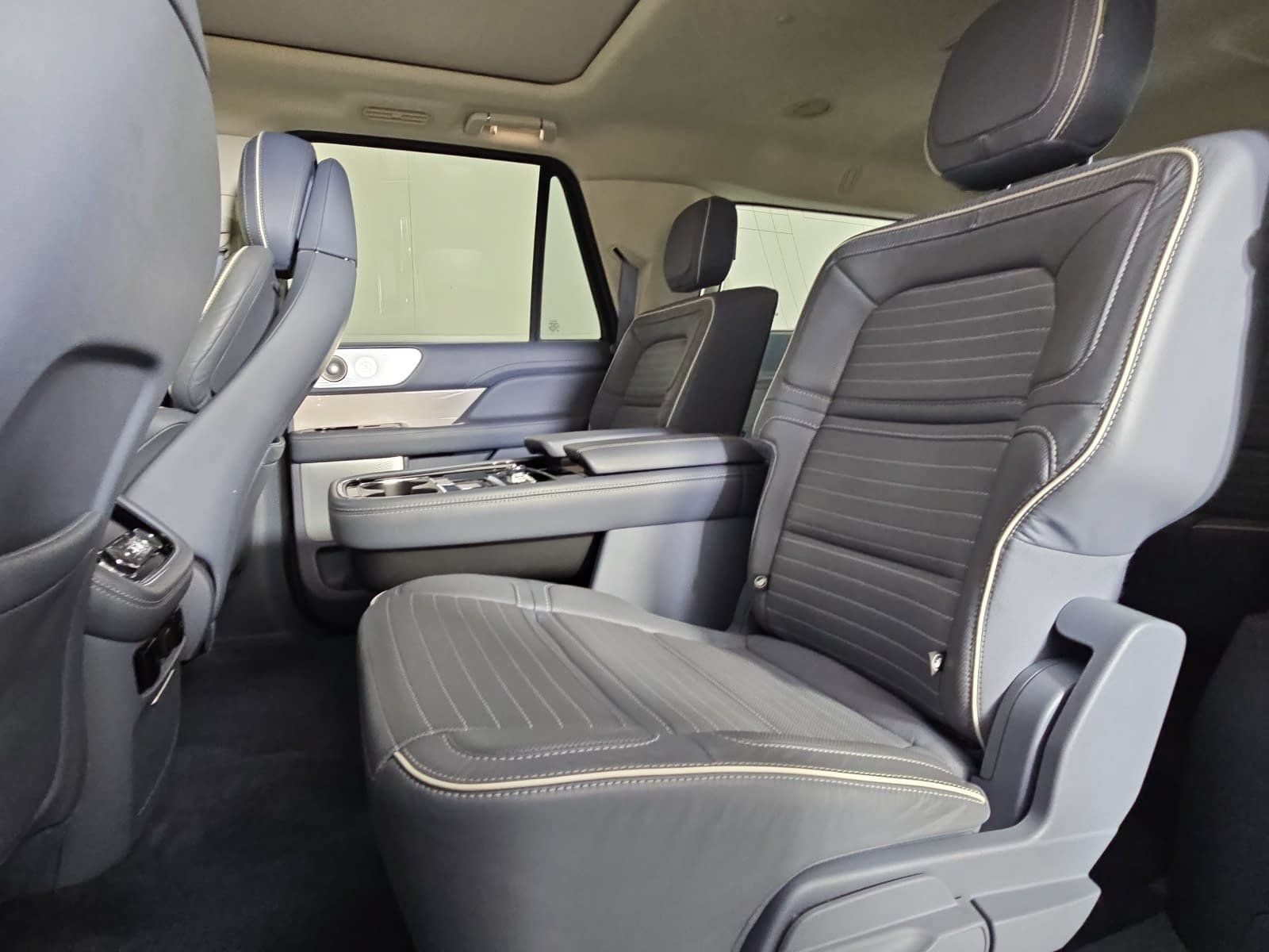 Used 2021 Lincoln Navigator L Black Label w/ Cargo Convenience Package AWD/4WD image 14